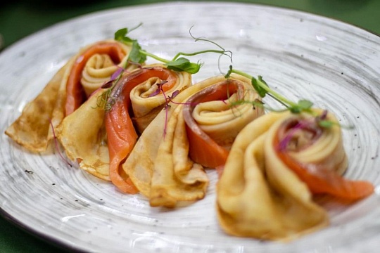 Русские пшеничные блины с семгой легкого посола